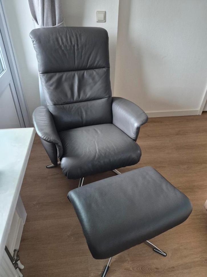 Montel lederen relaxstoel,maat S, met bijpassende voetenbank, Huis en Inrichting, Fauteuils, Zo goed als nieuw, Leer, 50 tot 75 cm