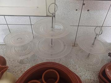 Glazen etageres beschikbaar voor biedingen