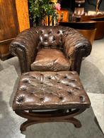 Stoere Antieke Chesterfield Clubfauteuil & Hocker, Gebruikt, Engeland, 50 tot 75 cm, Chesterfield