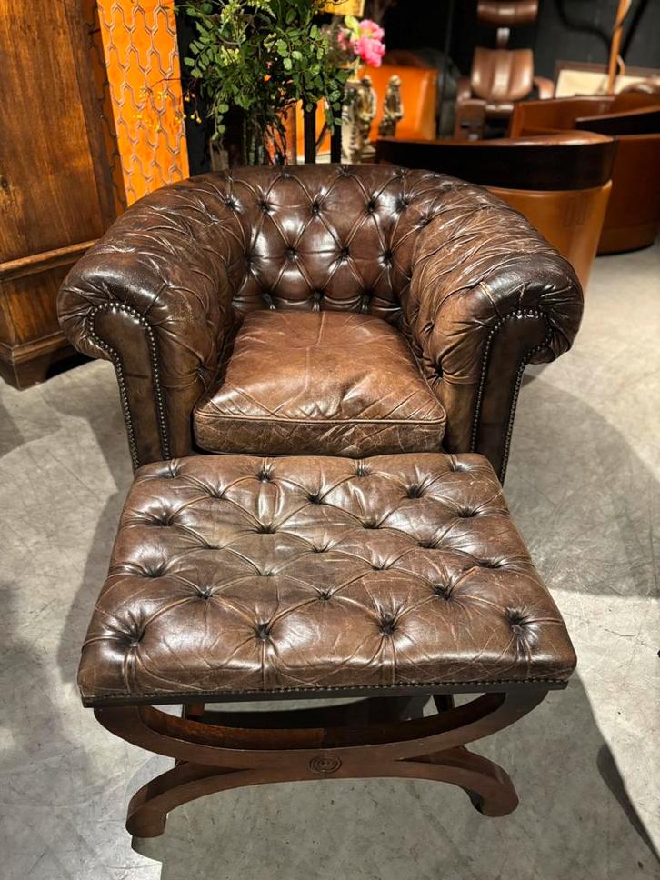 Stoere Antieke Chesterfield Clubfauteuil & Hocker, Huis en Inrichting, Fauteuils, Gebruikt, Leer, 50 tot 75 cm, 75 tot 100 cm