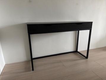 Sidetable beschikbaar voor biedingen