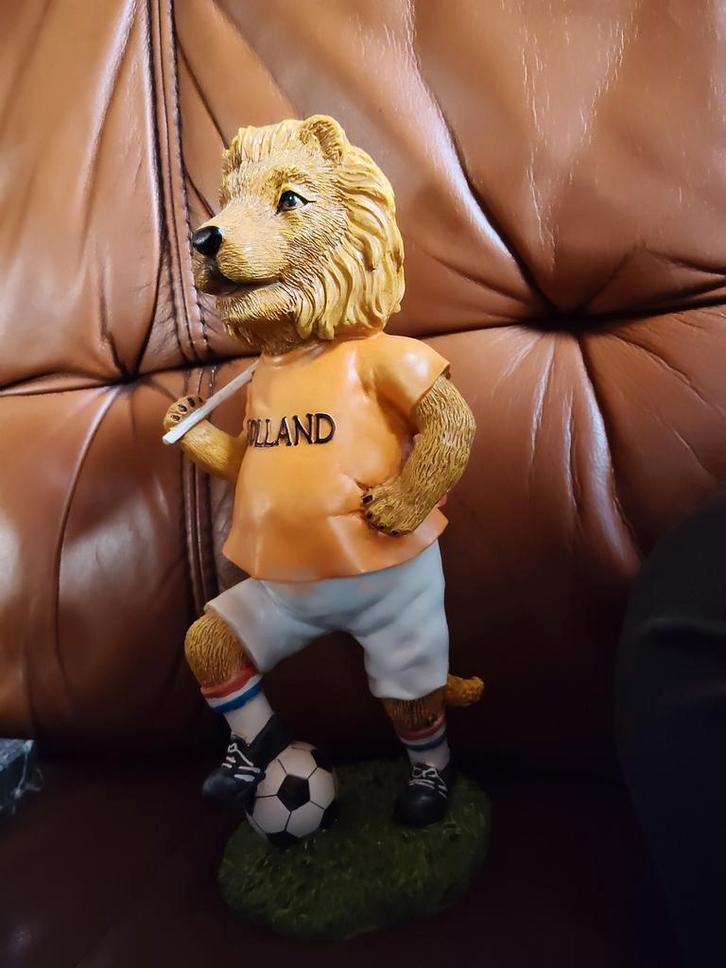 Oranje Leeuw Voetbalbeeld, Tuin en Terras, Tuinbeelden, Zo goed als nieuw, Dierenbeeld, Kunststof, Ophalen