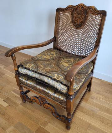 Mooie antieke houten leunstoel met heerlijk kussen beschikbaar voor biedingen