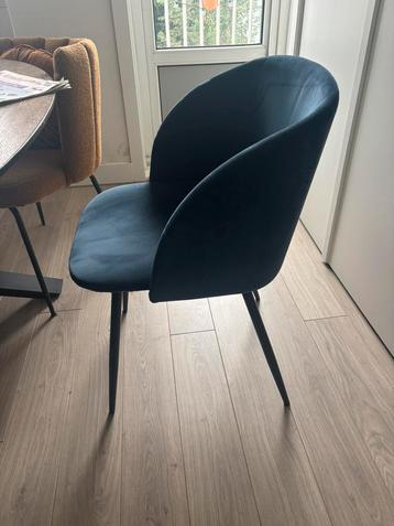 Blauwe fluwelen sostrene grene stoel beschikbaar voor biedingen
