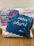 DIY Kussen Borduurpakket - Mon Cheri, Hobby en Vrije tijd, Borduren en Borduurmachines, Verzenden, Nieuw, Handborduren, Borduurpakket