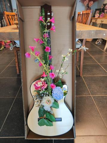Gitaar met kunstbloemen - uniek decorstuk beschikbaar voor biedingen