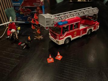 PLAYMOBIL City Action Brandweer ladderwagen en helikopter beschikbaar voor biedingen