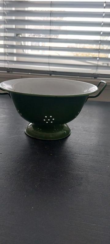 Vintage Donkergroene Emaille Vergiet beschikbaar voor biedingen