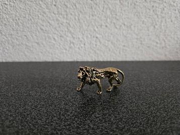 Metalen Leeuw Beeldje beschikbaar voor biedingen