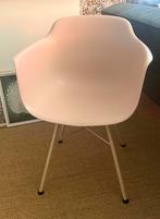 Zachtroze eettafel kuipstoel in bijna nieuwstaat Amersfoort., Kunststof, Overige kleuren, Ophalen of Verzenden, Zo goed als nieuw