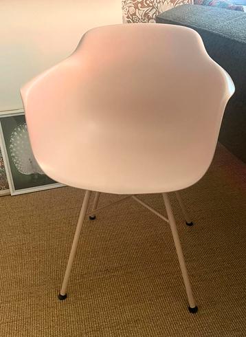 Zachtroze eettafel kuipstoel in bijna nieuwstaat Amersfoort. beschikbaar voor biedingen