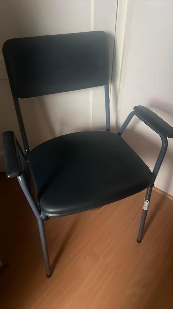 Hulpmiddelen  toilet stoel met armsteunen, Diversen, Verpleegmiddelen, Zo goed als nieuw, Ophalen