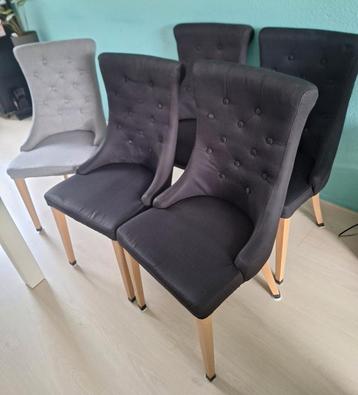 4 zwarte en 1 grijze eetkamerstoelen beschikbaar voor biedingen