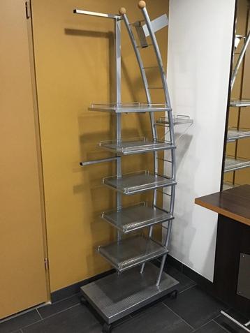 Rek stevig beschikbaar voor biedingen