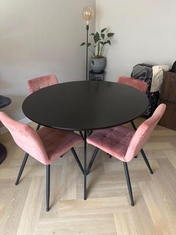 Zwarte ronde eettafel met 5 roze stoelen beschikbaar voor biedingen