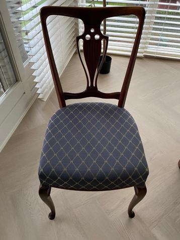 4 klassieke eetkamerstoelen, nog in goede staat beschikbaar voor biedingen