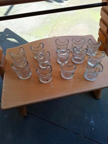 Glazen vogel voer/ water bakjes antieke 6 hoog en 5 en half beschikbaar voor biedingen