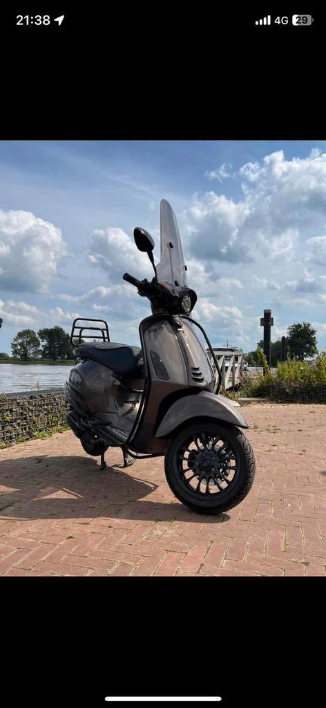 Model: Vespa Sprint Bouwjaar: 2022 Kleur: BMW Champagne, Fietsen en Brommers, Scooters | Vespa, Zo goed als nieuw, Overige modellen