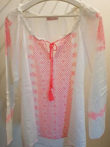 Fleurige bloes, amper gedragen. 
Merk Didi. Maat XXL. beschikbaar voor biedingen