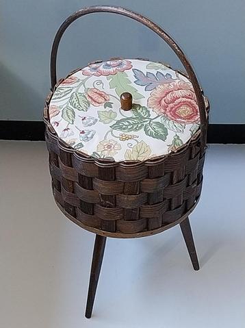 Vintage naaimand / naaitafel / opbergmand beschikbaar voor biedingen