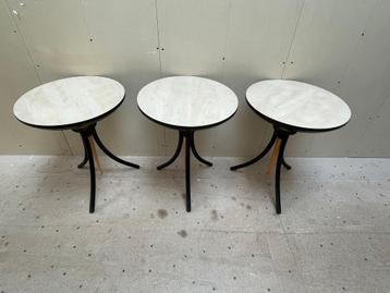 Charmant rond bijzettafeltje (2 stuks beschikbaar). beschikbaar voor biedingen