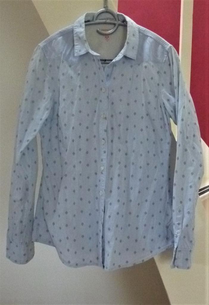 Maison Scotch - lichtblauwe blouse met werkje, Kleding | Dames, Blouses en Tunieken, Zo goed als nieuw, Maat 36 (S), Blauw, Ophalen of Verzenden