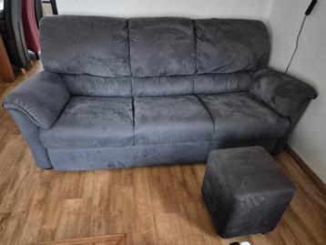 Grijze Stoffen Bank + Voetenbank beschikbaar voor biedingen
