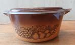 Vintage Pyrex ovenschaal maat 2 1/2 Quart, bruin met deksel, Ophalen of Verzenden, Gebruikt