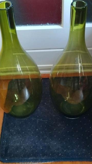 2 grote groene vazen 62 cm hoog
Hals 5 cm
Buik omtrek 72 cm
 beschikbaar voor biedingen