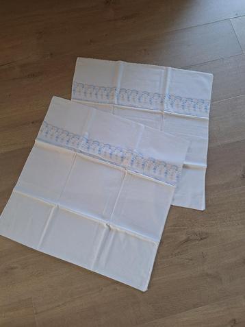 2 kussenslopen jaren 70 blauwe rand 62 x 62 cm. beschikbaar voor biedingen