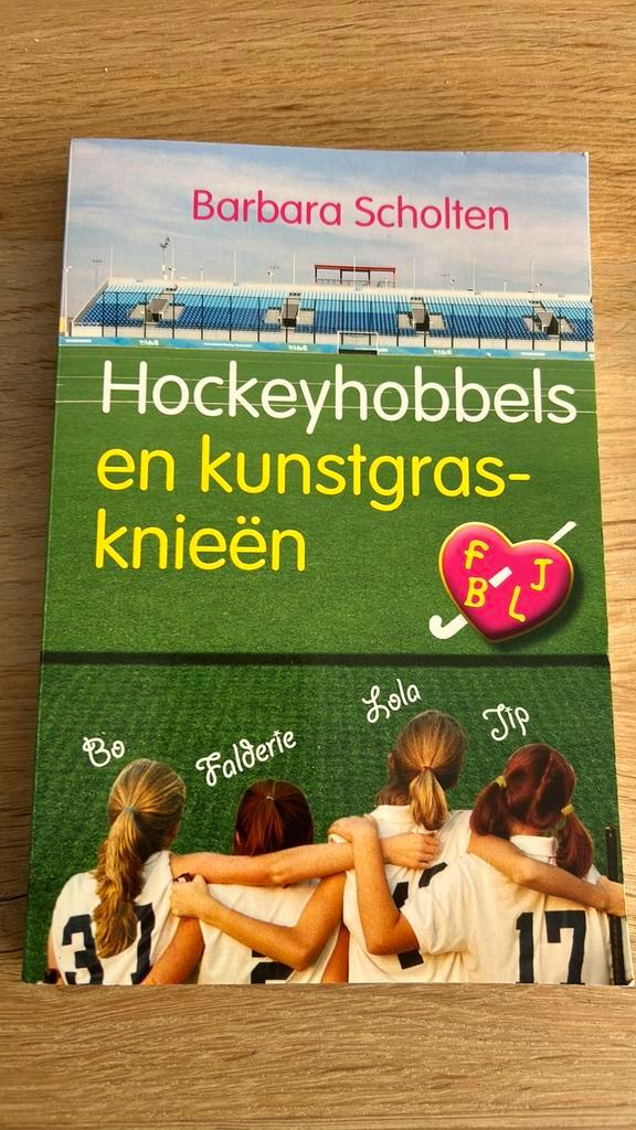 Barbara Scholten - Hockeyhobbels en kunstgrasknieen, Boeken, Kinderboeken | Jeugd | 10 tot 12 jaar, Zo goed als nieuw, Ophalen of Verzenden
