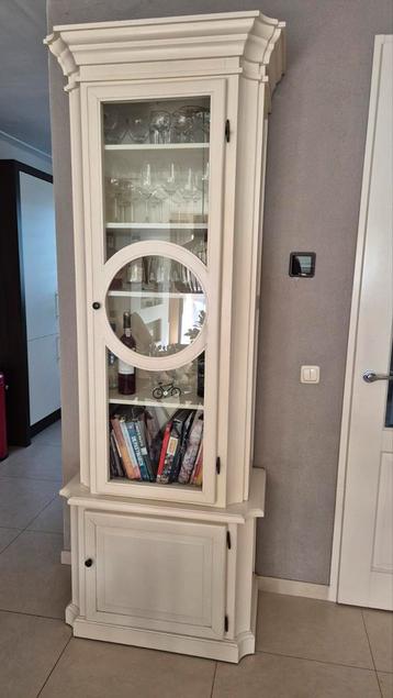 Crème Witte Vitrinekast met Glazen Deur beschikbaar voor biedingen
