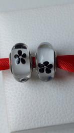 2 originele Pandora glas bedels SAMEN wit met zwarte bloem, Ophalen of Verzenden, Zo goed als nieuw, Glas of Kristal, Pandora