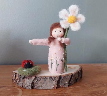 Waldorf seizoenstafel vilten kindje - zomer bloem beschikbaar voor biedingen