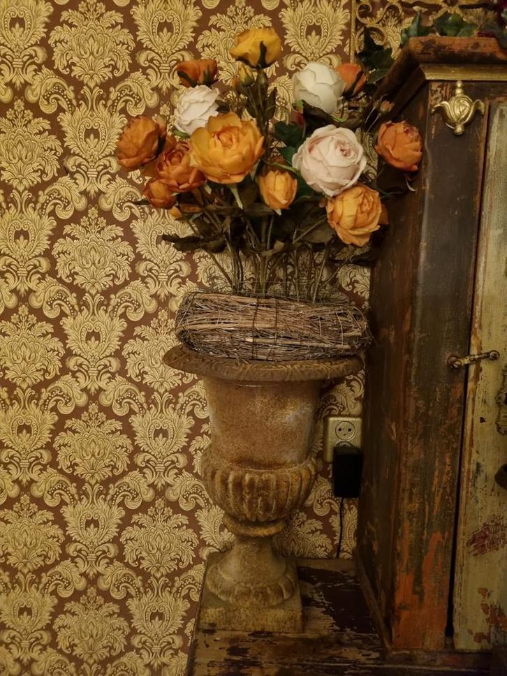 Gietijzeren vazen met zijden bloemen (2 stuks), Huis en Inrichting, Woonaccessoires | Vazen, Gebruikt, Overige kleuren, Minder dan 50 cm