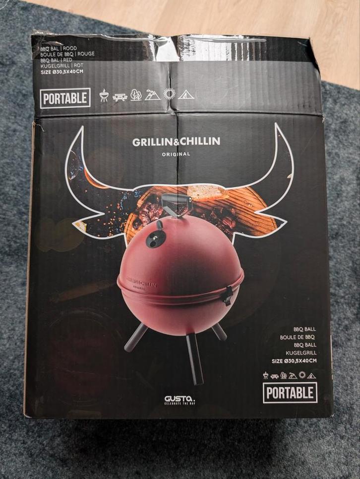 Nieuwe Gusto Grillin&Chillin BBQ - Rood, Tuin en Terras, Houtskoolbarbecues, Nieuw, Ophalen of Verzenden