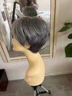 Korte Grijze Pruik - Handgeknoopt, Made in Japan, Ophalen of Verzenden, Zo goed als nieuw