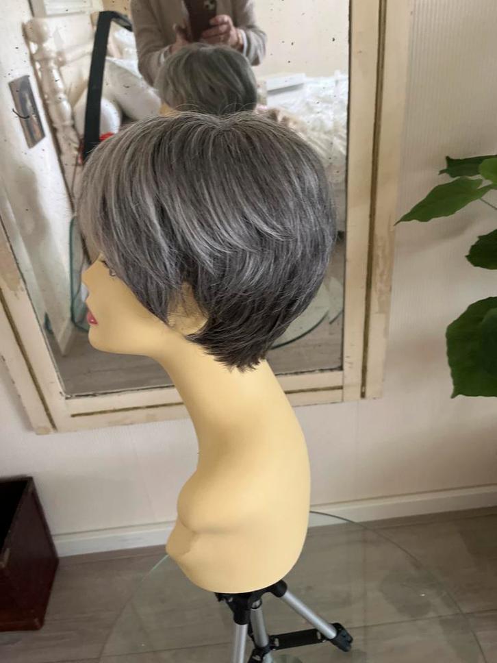 Korte Grijze Pruik - Handgeknoopt, Made in Japan, Kleding | Dames, Overige Dameskleding, Zo goed als nieuw, Ophalen of Verzenden