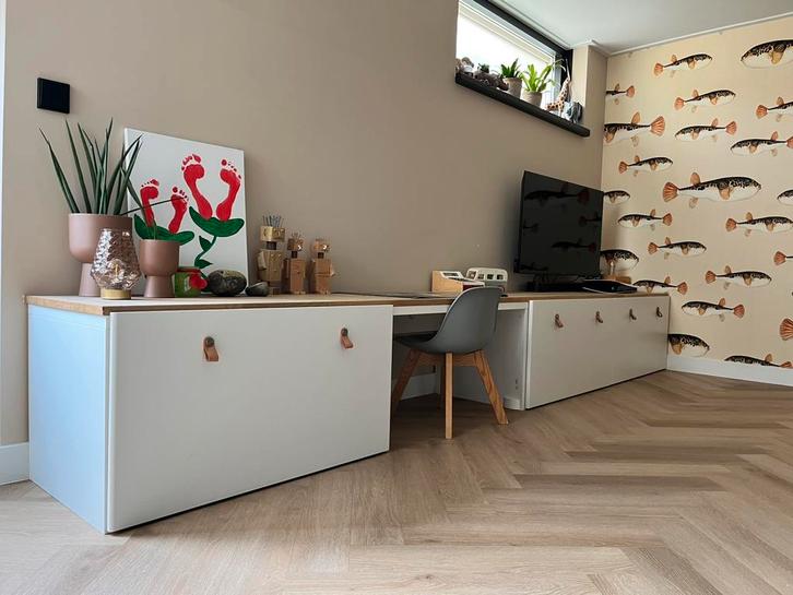 Ikea Smastad speel / bureau meubel wit massief houten blad, Huis en Inrichting, Bureaus, Zo goed als nieuw, Ophalen of Verzenden