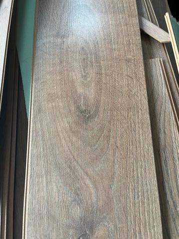 Partij kliklaminaat hele planken en stukken beschikbaar voor biedingen