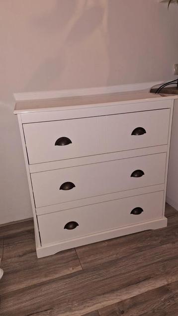 Schitterende ladenkast met 3 ruime lade's beschikbaar voor biedingen