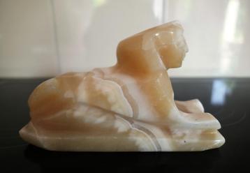 Roze gemarmerd sphinx beeldje  beschikbaar voor biedingen