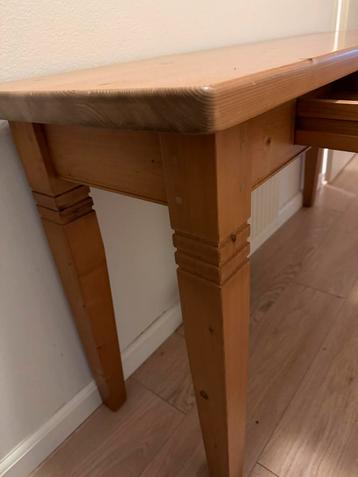 Houten tafel met lades beschikbaar voor biedingen