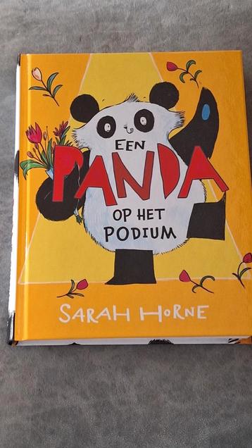 Een panda op het podium beschikbaar voor biedingen