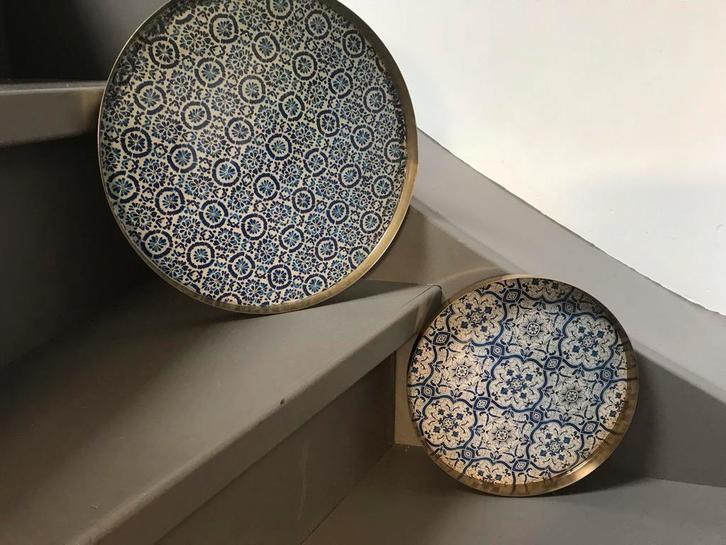 Decoratieve ronde goudkleurige dienbladen met afbeeldingen, Huis en Inrichting, Woonaccessoires | Dienbladen, Zo goed als nieuw