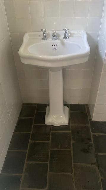 Vintage Wastafel met Kraan en toilet met hoog reservoir beschikbaar voor biedingen