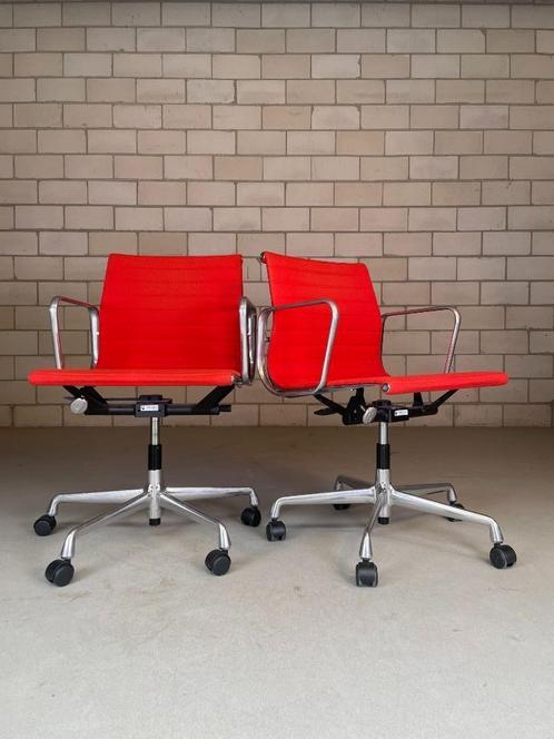Vitra Eames EA 117 bureaustoel, Huis en Inrichting, Bureaustoelen, Gebruikt, Bureaustoel, Rood, Ophalen