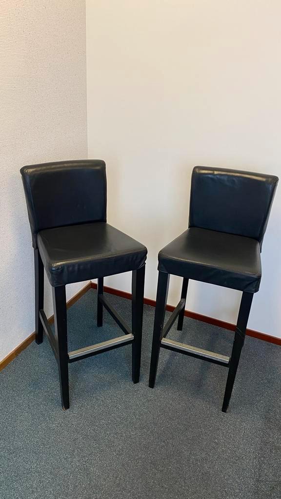 Twee hoge zwarte barkrukken, Huis en Inrichting, Barkrukken, Gebruikt, 90 cm of meer, Hout, 2 krukken, Met voetsteun, Ophalen of Verzenden