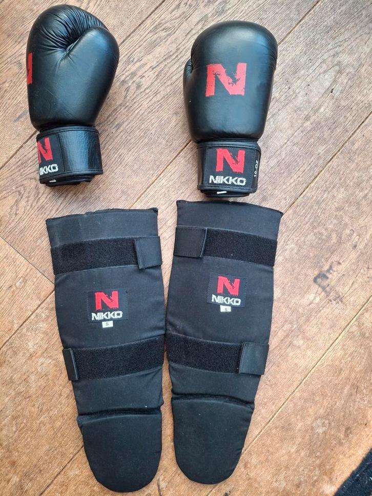 Kickboks set Nikko – handschoenen 10oz + scheenbeschermer, Sport en Fitness, Vechtsporten en Zelfverdediging, Gebruikt, Overige