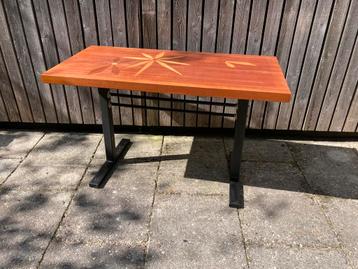 Mooi bewerkte vintage salontafel beschikbaar voor biedingen